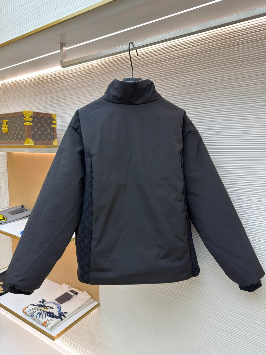LOUIS VUITTON double-sided turtleneck jacket with badge logo ●Original version: Purchased and developed by 24038 ●Item number: 1682249-C30 ●Fabric: cotton fabric ●Technology: made on positioning cutting machine ●Color: blue/black ●Version: fitted version ●Weight: about 920 grams ●Size: 46-48-50-52 ●Description: This color-blocked outdoor jacket is made of professional outdoor functional fabrics. The main body is made of high-density nylon windproof fabric. It has been treated with three-proof technology and has waterproof, oil-proof, and anti-static properties. The fabric has strong dimensional stability and is not easy to deform after being pre-shrunk. The body is spliced ​​with black breathable mesh fabric. The mesh is woven with warp knitting technology. It has uniform pore size and excellent toughness, which not only enhances the visual layering but also improves the breathability of the wearer. The black splicing parts of the collar and cuffs are made of elastic rib fabric. After shaping treatment, it has good elasticity and fits the body shape without being tight. The badge logo is made using a composite process of heat transfer and embroidery. The color of the pattern is firm and the embroidery stitches are dense. The hardware accessories are all made of custom-made alloy and have been sandblasted and matte. The zippers are hidden in design, combined with three-dimensional tailoring and seamless gluing technology to make the overall shape crisp. The details take into account both functionality and design beauty, showing the quality of precision workmanship. The overall wiring is straight and delicate, the fabric is comfortable and soft, and the color is consistent without color difference. It can be matched with the same style to create a fashionable look and control various occasions. Customized accessories, complete with three standards, same style for men and women!